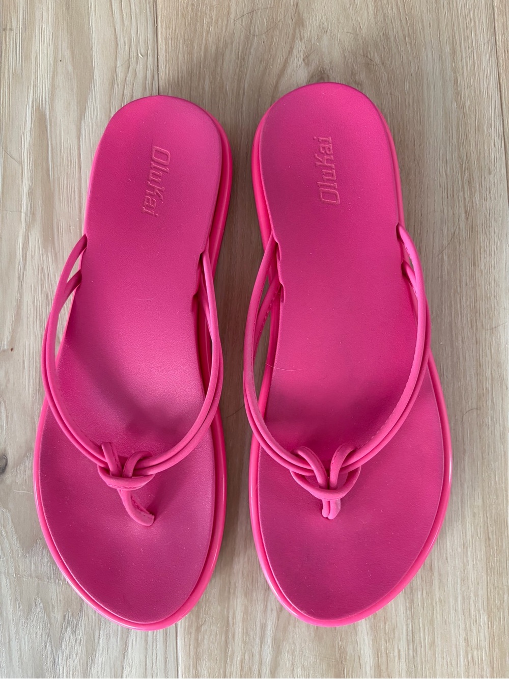 OluKai Women's Size 8 Hot Pink Thong Sandals